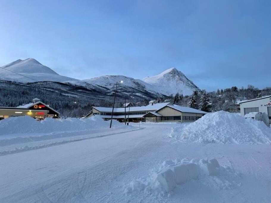 House With Garage In Central Lyngen Lyngseidet 외부 사진